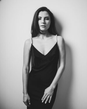 Antonina Khyzhniak Instagram - «Будь собою. Інші ролі зайняті.» 
 Надихаюся цією цитатою  геніального Оскара Уайльда 🖤
Як на мене, в цьому і є суть мистецтва, впливати на людей крізь простір і час.