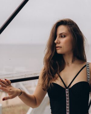 Antonina Khyzhniak Instagram - До Щекавиці готові?

«Щоб не плакать я сміялась», і замовила на всякий випадок два розкішних комплекта від
@ana_kim_lingerie 🌹😏

Дівчата, дехто з вас вже знайомий з цим неймовірним українським брендом, який поєднує світові тенденції моди з шаною до нашої культури 🔥

Там ви знайдете унікальні бюстʼє, топи, купальники, комплекти білизни та аксесуари, прикрашені (на ваш вибір) 15 старовинними українськими орнаментами, кожен з яких несе свій сакральний зміст 🌟

P.S. Вироби можуть відшити за вашими мірками і унікальним дизайном, це мабуть найважливіша опція для мене 👌🏻
На мені орнамент «Лілея» в чорному комплекті, і «Квітка» в білому 🥰❤️

Фото: неймовірна @oliaviflinzider 🌿