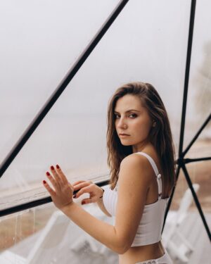 Antonina Khyzhniak Instagram - До Щекавиці готові?

«Щоб не плакать я сміялась», і замовила на всякий випадок два розкішних комплекта від
@ana_kim_lingerie 🌹😏

Дівчата, дехто з вас вже знайомий з цим неймовірним українським брендом, який поєднує світові тенденції моди з шаною до нашої культури 🔥

Там ви знайдете унікальні бюстʼє, топи, купальники, комплекти білизни та аксесуари, прикрашені (на ваш вибір) 15 старовинними українськими орнаментами, кожен з яких несе свій сакральний зміст 🌟

P.S. Вироби можуть відшити за вашими мірками і унікальним дизайном, це мабуть найважливіша опція для мене 👌🏻
На мені орнамент «Лілея» в чорному комплекті, і «Квітка» в білому 🥰❤️

Фото: неймовірна @oliaviflinzider 🌿