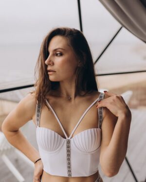 Antonina Khyzhniak Instagram - До Щекавиці готові?

«Щоб не плакать я сміялась», і замовила на всякий випадок два розкішних комплекта від
@ana_kim_lingerie 🌹😏

Дівчата, дехто з вас вже знайомий з цим неймовірним українським брендом, який поєднує світові тенденції моди з шаною до нашої культури 🔥

Там ви знайдете унікальні бюстʼє, топи, купальники, комплекти білизни та аксесуари, прикрашені (на ваш вибір) 15 старовинними українськими орнаментами, кожен з яких несе свій сакральний зміст 🌟

P.S. Вироби можуть відшити за вашими мірками і унікальним дизайном, це мабуть найважливіша опція для мене 👌🏻
На мені орнамент «Лілея» в чорному комплекті, і «Квітка» в білому 🥰❤️

Фото: неймовірна @oliaviflinzider 🌿