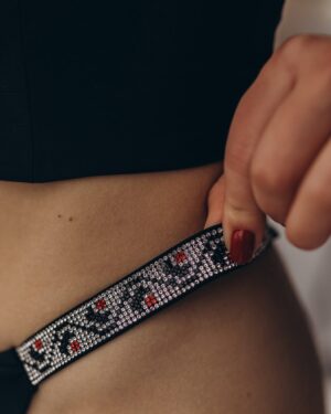 Antonina Khyzhniak Instagram - До Щекавиці готові?

«Щоб не плакать я сміялась», і замовила на всякий випадок два розкішних комплекта від
@ana_kim_lingerie 🌹😏

Дівчата, дехто з вас вже знайомий з цим неймовірним українським брендом, який поєднує світові тенденції моди з шаною до нашої культури 🔥

Там ви знайдете унікальні бюстʼє, топи, купальники, комплекти білизни та аксесуари, прикрашені (на ваш вибір) 15 старовинними українськими орнаментами, кожен з яких несе свій сакральний зміст 🌟

P.S. Вироби можуть відшити за вашими мірками і унікальним дизайном, це мабуть найважливіша опція для мене 👌🏻
На мені орнамент «Лілея» в чорному комплекті, і «Квітка» в білому 🥰❤️

Фото: неймовірна @oliaviflinzider 🌿
