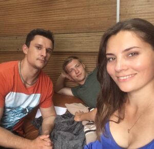 Antonina Khyzhniak Instagram - Ділимось архівами)))
2019 рік, крайня знімальна зміна «Спіймати Кайдаша» 🎬

#старіфотографії #спійматикайдаша #зйомки #забутіселфі #backstage
