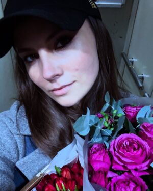 Antonina Khyzhniak Instagram - Більшість рандомних селфі назавжди приречені бути похованими в глибинах галереї 😄 

Але як цікаво інколи натрапити на такі фото і згадувати  день, людей, місця, обставини. 
Памʼять безжально стирає деталі. Тому фото і відео це чудові згадки (інколи випадкові або невдалі 😅). 

P.S. А ще я б дуже хотіла побачити більше фото молодих батьків чи бабусі 🙂

А ви б хотіли?