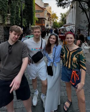 Antonina Khyzhniak Instagram - Отже, поїхали, рандом із гастролей в Чилі🇨🇱, поки я ще щось памʼятаю😅

🎭 ми перші українці, що брали участь в цьому фестивалі; 
☀️ зараз в Чилі розпал літа, «зима» буде в липні;
 🌊 до океану зі столиці їхати мінімум півтори години;
🚌 але муніципальний транспорт зручний, чистий і швидкий, тому це не було проблемою;

🍲 їжа ситна, жирна, зазвичай смажена, тому підшлункова трохи підофігіла від раціону 😅
🪅 здивував супердовгий сніданок в готелі, ніхто нікого не підганяє, акуна-матата, я ж кажу;😅
🛌 ми спали там як вбиті, але джет-лаг таки давав своє, інколи до 3-4 ранку тупила як сова 🦉
✈️ неможливо знову звикнути до гулу літачків-кукурузників, жахались кожен раз; 

🏢 архітектура Чилі одна з найміцніших  в світі, їхні будівлі збудовані з урахуванням високої сейсмічної активності (як і в Японії, наприклад);
✅ плюс - там в мене нарешті пройшов нежить і кашель; 
🛑 мінус - постійні набряки, а ще дуже агресивне сонце, ми обгоріли в перший же день як додіки;
🕺🏻 попри застереження тримати речі при собі, нам потраплялись дуже класні місцеві: привітні, налаштовані на контакт, легкі на підйом, а найприємніше — 
ВОНИ ЗНАЮТЬ ХТО ГОЛОВНИЙ ПУЙЛО СВІТУ.

Далі буде 💃🏻

#гастролічилі #чилі #chile #santiago #latinamerica #ukrainianinchile #ukraine #театрдраматургів #акториукраїни