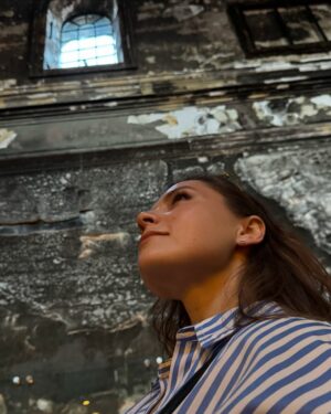 Antonina Khyzhniak Instagram - Отже, поїхали, рандом із гастролей в Чилі🇨🇱, поки я ще щось памʼятаю😅

🎭 ми перші українці, що брали участь в цьому фестивалі; 
☀️ зараз в Чилі розпал літа, «зима» буде в липні;
 🌊 до океану зі столиці їхати мінімум півтори години;
🚌 але муніципальний транспорт зручний, чистий і швидкий, тому це не було проблемою;

🍲 їжа ситна, жирна, зазвичай смажена, тому підшлункова трохи підофігіла від раціону 😅
🪅 здивував супердовгий сніданок в готелі, ніхто нікого не підганяє, акуна-матата, я ж кажу;😅
🛌 ми спали там як вбиті, але джет-лаг таки давав своє, інколи до 3-4 ранку тупила як сова 🦉
✈️ неможливо знову звикнути до гулу літачків-кукурузників, жахались кожен раз; 

🏢 архітектура Чилі одна з найміцніших  в світі, їхні будівлі збудовані з урахуванням високої сейсмічної активності (як і в Японії, наприклад);
✅ плюс - там в мене нарешті пройшов нежить і кашель; 
🛑 мінус - постійні набряки, а ще дуже агресивне сонце, ми обгоріли в перший же день як додіки;
🕺🏻 попри застереження тримати речі при собі, нам потраплялись дуже класні місцеві: привітні, налаштовані на контакт, легкі на підйом, а найприємніше — 
ВОНИ ЗНАЮТЬ ХТО ГОЛОВНИЙ ПУЙЛО СВІТУ.

Далі буде 💃🏻

#гастролічилі #чилі #chile #santiago #latinamerica #ukrainianinchile #ukraine #театрдраматургів #акториукраїни