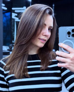 Antonina Khyzhniak Instagram - Більшість рандомних селфі назавжди приречені бути похованими в глибинах галереї 😄 

Але як цікаво інколи натрапити на такі фото і згадувати  день, людей, місця, обставини. 
Памʼять безжально стирає деталі. Тому фото і відео це чудові згадки (інколи випадкові або невдалі 😅). 

P.S. А ще я б дуже хотіла побачити більше фото молодих батьків чи бабусі 🙂

А ви б хотіли?