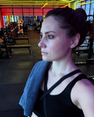 Antonina Khyzhniak Instagram - Більшість рандомних селфі назавжди приречені бути похованими в глибинах галереї 😄 

Але як цікаво інколи натрапити на такі фото і згадувати  день, людей, місця, обставини. 
Памʼять безжально стирає деталі. Тому фото і відео це чудові згадки (інколи випадкові або невдалі 😅). 

P.S. А ще я б дуже хотіла побачити більше фото молодих батьків чи бабусі 🙂

А ви б хотіли?