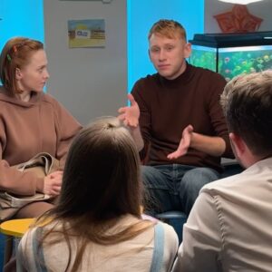 Antonina Khyzhniak Instagram - Ці сусіди за кадром дуже милі люди 🥰😄
🎬 «Збори ОСББ»