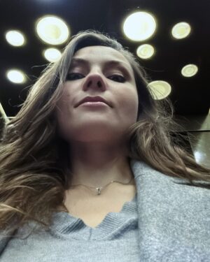 Antonina Khyzhniak Instagram - Більшість рандомних селфі назавжди приречені бути похованими в глибинах галереї 😄 

Але як цікаво інколи натрапити на такі фото і згадувати  день, людей, місця, обставини. 
Памʼять безжально стирає деталі. Тому фото і відео це чудові згадки (інколи випадкові або невдалі 😅). 

P.S. А ще я б дуже хотіла побачити більше фото молодих батьків чи бабусі 🙂

А ви б хотіли?