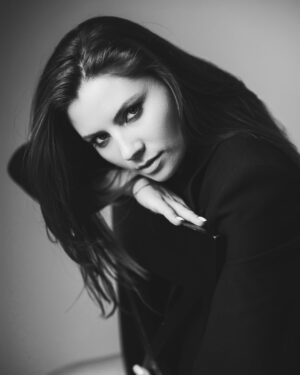 Antonina Khyzhniak Instagram - «Будь собою. Інші ролі зайняті.» 
 Надихаюся цією цитатою  геніального Оскара Уайльда 🖤
Як на мене, в цьому і є суть мистецтва, впливати на людей крізь простір і час.