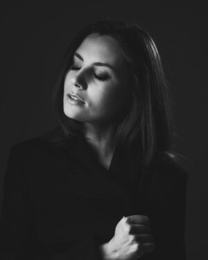 Antonina Khyzhniak Instagram - «Будь собою. Інші ролі зайняті.» 
 Надихаюся цією цитатою  геніального Оскара Уайльда 🖤
Як на мене, в цьому і є суть мистецтва, впливати на людей крізь простір і час.
