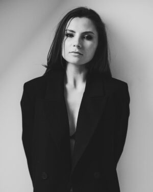 Antonina Khyzhniak Instagram - «Будь собою. Інші ролі зайняті.» 
 Надихаюся цією цитатою  геніального Оскара Уайльда 🖤
Як на мене, в цьому і є суть мистецтва, впливати на людей крізь простір і час.