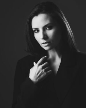 Antonina Khyzhniak Instagram - «Будь собою. Інші ролі зайняті.» 
 Надихаюся цією цитатою  геніального Оскара Уайльда 🖤
Як на мене, в цьому і є суть мистецтва, впливати на людей крізь простір і час.