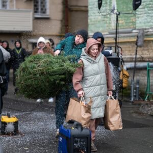 Antonina Khyzhniak Instagram - Ці сусіди за кадром дуже милі люди 🥰😄
🎬 «Збори ОСББ»