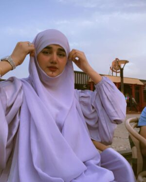 Anum Fayyaz Instagram - I love how my abaya makes me feel like a princess 👑 
Wearing @kiranismail_abayacollection ♥️
-
#ramadankareem #favoritecolour #abayagirl #muslimah