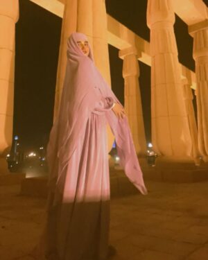 Anum Fayyaz Instagram - I love how my abaya makes me feel like a princess 👑 
Wearing @kiranismail_abayacollection ♥️
-
#ramadankareem #favoritecolour #abayagirl #muslimah