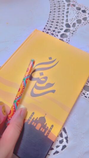 Anum Fayyaz Instagram - Alhumdulilah ready for “Ramadan” 🌹
Thank you @ramadanplanner2022 for sending me this beautiful gift 💝 
Go get yours and get prepared for Ramadan ♥️