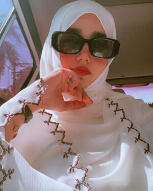 Anum Fayyaz Instagram - Morning sun, Monday , began !
Wearing this beautiful abaya by @haya.by.sf 🌷
-
#mondaymood #sunnyday #abayagirl