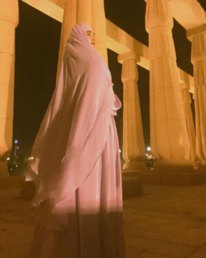 Anum Fayyaz Instagram - I love how my abaya makes me feel like a princess 👑 
Wearing @kiranismail_abayacollection ♥️
-
#ramadankareem #favoritecolour #abayagirl #muslimah