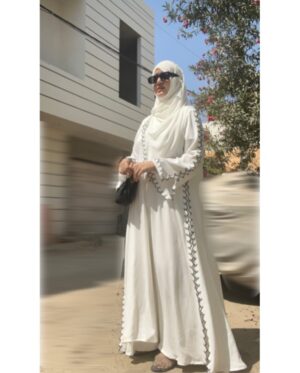Anum Fayyaz Instagram - Morning sun, Monday , began !
Wearing this beautiful abaya by @haya.by.sf 🌷
-
#mondaymood #sunnyday #abayagirl