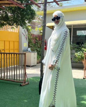 Anum Fayyaz Instagram - Morning sun, Monday , began !
Wearing this beautiful abaya by @haya.by.sf 🌷
-
#mondaymood #sunnyday #abayagirl