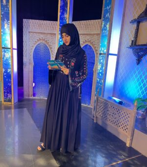 Anum Fayyaz Instagram - On the set of “ choti si naiki “ only on @ptvhome.official 🌸
Wearing @spinzar.textile