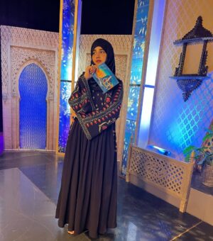 Anum Fayyaz Instagram - On the set of “ choti si naiki “ only on @ptvhome.official 🌸
Wearing @spinzar.textile