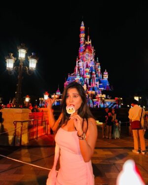 Anusha Rai Instagram - Disney land 🩵🩷
I love to be a kid babe 🌸
M not a party Gal
I enjoy more in this cute little things 🍬
.
.
Pc : @iampriyankaathimmesh 🌸😘
#anusharai #hongkong #disneylandhongkong #disneyland #girlstrip #girlstravel #china #sandalwood #pink #pinky #pinknails #kannada