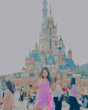 Anusha Rai Instagram - Disney land 🩵🩷
I love to be a kid babe 🌸
M not a party Gal
I enjoy more in this cute little things 🍬
.
.
Pc : @iampriyankaathimmesh 🌸😘
#anusharai #hongkong #disneylandhongkong #disneyland #girlstrip #girlstravel #china #sandalwood #pink #pinky #pinknails #kannada
