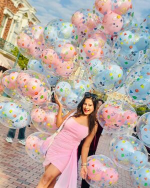 Anusha Rai Instagram - Disney land 🩵🩷
I love to be a kid babe 🌸
M not a party Gal
I enjoy more in this cute little things 🍬
.
.
Pc : @iampriyankaathimmesh 🌸😘
#anusharai #hongkong #disneylandhongkong #disneyland #girlstrip #girlstravel #china #sandalwood #pink #pinky #pinknails #kannada