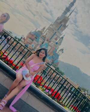 Anusha Rai Instagram - Disney land 🩵🩷
I love to be a kid babe 🌸
M not a party Gal
I enjoy more in this cute little things 🍬
.
.
Pc : @iampriyankaathimmesh 🌸😘
#anusharai #hongkong #disneylandhongkong #disneyland #girlstrip #girlstravel #china #sandalwood #pink #pinky #pinknails #kannada