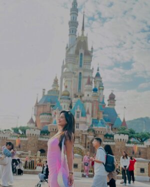 Anusha Rai Instagram - Disney land 🩵🩷
I love to be a kid babe 🌸
M not a party Gal
I enjoy more in this cute little things 🍬
.
.
Pc : @iampriyankaathimmesh 🌸😘
#anusharai #hongkong #disneylandhongkong #disneyland #girlstrip #girlstravel #china #sandalwood #pink #pinky #pinknails #kannada