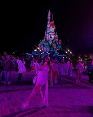 Anusha Rai Instagram - Disney land 🩵🩷
I love to be a kid babe 🌸
M not a party Gal
I enjoy more in this cute little things 🍬
.
.
Pc : @iampriyankaathimmesh 🌸😘
#anusharai #hongkong #disneylandhongkong #disneyland #girlstrip #girlstravel #china #sandalwood #pink #pinky #pinknails #kannada
