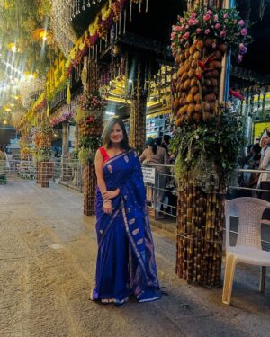 Anusha Rai Instagram - ಹೊಸವರ್ಷದ ಹೊಂಗಿರಣ ಬಿದ್ದಾಗಿದೆ 
ದೇವಸ್ಥಾನವೆಂಬ ಪವಿತ್ರ ಜಾಗದಿಂದ ದಿನ ಆರಂಭವಾಗಿದೆ 
ದೇವರ ಆಶೀರ್ವಾದ ಪಡೆದಂತ ಅನುಭವ ಮನಸಲ್ಲಿ 
ಹೊಸ ಆಸೆಯ ಚಿಗುರು ಕವಲೊಡೆದಿದೆ ಬಾಳ ಲತೆಯಲ್ಲಿ 
ಶುದ್ಧ ಮನಸಿಂದ ಪ್ರಾರ್ಥಿಸುವೆ ಆ ದೇವರನ್ನು 
ಸುಖ ನೆಮ್ಮದಿಯಿಂದ ಬಾಳಿಸು ನೀ ಎಲ್ಲರನ್ನು…
Blessed 🙏🏻♥️
Jewels : @km_jewel_house 😘
#dharmastala #anusharai #srimanjunathaswamy #happynewyear #2025 #blessed #bliss #happiness #lifeisgood