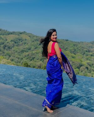 Anusha Rai Instagram - ಹೊಸವರ್ಷದ ಹೊಂಗಿರಣ ಬಿದ್ದಾಗಿದೆ 
ದೇವಸ್ಥಾನವೆಂಬ ಪವಿತ್ರ ಜಾಗದಿಂದ ದಿನ ಆರಂಭವಾಗಿದೆ 
ದೇವರ ಆಶೀರ್ವಾದ ಪಡೆದಂತ ಅನುಭವ ಮನಸಲ್ಲಿ 
ಹೊಸ ಆಸೆಯ ಚಿಗುರು ಕವಲೊಡೆದಿದೆ ಬಾಳ ಲತೆಯಲ್ಲಿ 
ಶುದ್ಧ ಮನಸಿಂದ ಪ್ರಾರ್ಥಿಸುವೆ ಆ ದೇವರನ್ನು 
ಸುಖ ನೆಮ್ಮದಿಯಿಂದ ಬಾಳಿಸು ನೀ ಎಲ್ಲರನ್ನು…
Blessed 🙏🏻♥️
Jewels : @km_jewel_house 😘
#dharmastala #anusharai #srimanjunathaswamy #happynewyear #2025 #blessed #bliss #happiness #lifeisgood