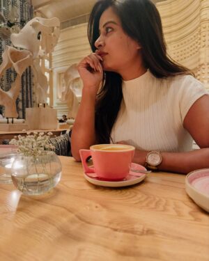Anusha Rai Instagram - You only live once , but if you do it right 
Once is enough 🤍✨
.
.
Outfit : @collectiveindia 
Glass : @gucci 
Bag : @calvinklein 
.
#anushrai #bbk11 #sandalwood #heroin # actress #travel #bastian #restaurant #foodie #dessert #happyme