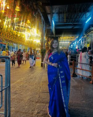 Anusha Rai Instagram - ಹೊಸವರ್ಷದ ಹೊಂಗಿರಣ ಬಿದ್ದಾಗಿದೆ 
ದೇವಸ್ಥಾನವೆಂಬ ಪವಿತ್ರ ಜಾಗದಿಂದ ದಿನ ಆರಂಭವಾಗಿದೆ 
ದೇವರ ಆಶೀರ್ವಾದ ಪಡೆದಂತ ಅನುಭವ ಮನಸಲ್ಲಿ 
ಹೊಸ ಆಸೆಯ ಚಿಗುರು ಕವಲೊಡೆದಿದೆ ಬಾಳ ಲತೆಯಲ್ಲಿ 
ಶುದ್ಧ ಮನಸಿಂದ ಪ್ರಾರ್ಥಿಸುವೆ ಆ ದೇವರನ್ನು 
ಸುಖ ನೆಮ್ಮದಿಯಿಂದ ಬಾಳಿಸು ನೀ ಎಲ್ಲರನ್ನು…
Blessed 🙏🏻♥️
Jewels : @km_jewel_house 😘
#dharmastala #anusharai #srimanjunathaswamy #happynewyear #2025 #blessed #bliss #happiness #lifeisgood