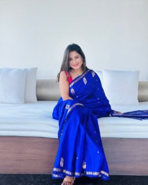 Anusha Rai Instagram - ಹೊಸವರ್ಷದ ಹೊಂಗಿರಣ ಬಿದ್ದಾಗಿದೆ 
ದೇವಸ್ಥಾನವೆಂಬ ಪವಿತ್ರ ಜಾಗದಿಂದ ದಿನ ಆರಂಭವಾಗಿದೆ 
ದೇವರ ಆಶೀರ್ವಾದ ಪಡೆದಂತ ಅನುಭವ ಮನಸಲ್ಲಿ 
ಹೊಸ ಆಸೆಯ ಚಿಗುರು ಕವಲೊಡೆದಿದೆ ಬಾಳ ಲತೆಯಲ್ಲಿ 
ಶುದ್ಧ ಮನಸಿಂದ ಪ್ರಾರ್ಥಿಸುವೆ ಆ ದೇವರನ್ನು 
ಸುಖ ನೆಮ್ಮದಿಯಿಂದ ಬಾಳಿಸು ನೀ ಎಲ್ಲರನ್ನು…
Blessed 🙏🏻♥️
Jewels : @km_jewel_house 😘
#dharmastala #anusharai #srimanjunathaswamy #happynewyear #2025 #blessed #bliss #happiness #lifeisgood