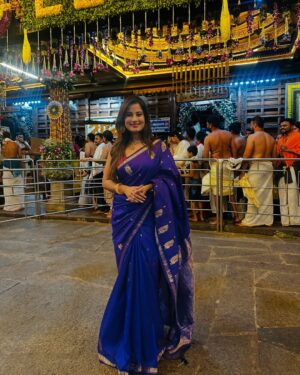 Anusha Rai Instagram - ಹೊಸವರ್ಷದ ಹೊಂಗಿರಣ ಬಿದ್ದಾಗಿದೆ 
ದೇವಸ್ಥಾನವೆಂಬ ಪವಿತ್ರ ಜಾಗದಿಂದ ದಿನ ಆರಂಭವಾಗಿದೆ 
ದೇವರ ಆಶೀರ್ವಾದ ಪಡೆದಂತ ಅನುಭವ ಮನಸಲ್ಲಿ 
ಹೊಸ ಆಸೆಯ ಚಿಗುರು ಕವಲೊಡೆದಿದೆ ಬಾಳ ಲತೆಯಲ್ಲಿ 
ಶುದ್ಧ ಮನಸಿಂದ ಪ್ರಾರ್ಥಿಸುವೆ ಆ ದೇವರನ್ನು 
ಸುಖ ನೆಮ್ಮದಿಯಿಂದ ಬಾಳಿಸು ನೀ ಎಲ್ಲರನ್ನು…
Blessed 🙏🏻♥️
Jewels : @km_jewel_house 😘
#dharmastala #anusharai #srimanjunathaswamy #happynewyear #2025 #blessed #bliss #happiness #lifeisgood