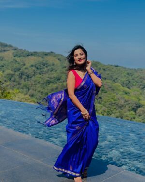 Anusha Rai Instagram - ಹೊಸವರ್ಷದ ಹೊಂಗಿರಣ ಬಿದ್ದಾಗಿದೆ 
ದೇವಸ್ಥಾನವೆಂಬ ಪವಿತ್ರ ಜಾಗದಿಂದ ದಿನ ಆರಂಭವಾಗಿದೆ 
ದೇವರ ಆಶೀರ್ವಾದ ಪಡೆದಂತ ಅನುಭವ ಮನಸಲ್ಲಿ 
ಹೊಸ ಆಸೆಯ ಚಿಗುರು ಕವಲೊಡೆದಿದೆ ಬಾಳ ಲತೆಯಲ್ಲಿ 
ಶುದ್ಧ ಮನಸಿಂದ ಪ್ರಾರ್ಥಿಸುವೆ ಆ ದೇವರನ್ನು 
ಸುಖ ನೆಮ್ಮದಿಯಿಂದ ಬಾಳಿಸು ನೀ ಎಲ್ಲರನ್ನು…
Blessed 🙏🏻♥️
Jewels : @km_jewel_house 😘
#dharmastala #anusharai #srimanjunathaswamy #happynewyear #2025 #blessed #bliss #happiness #lifeisgood