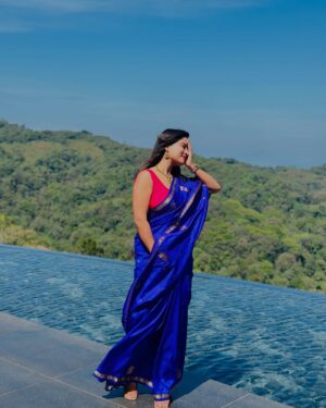 Anusha Rai Instagram - ಹೊಸವರ್ಷದ ಹೊಂಗಿರಣ ಬಿದ್ದಾಗಿದೆ 
ದೇವಸ್ಥಾನವೆಂಬ ಪವಿತ್ರ ಜಾಗದಿಂದ ದಿನ ಆರಂಭವಾಗಿದೆ 
ದೇವರ ಆಶೀರ್ವಾದ ಪಡೆದಂತ ಅನುಭವ ಮನಸಲ್ಲಿ 
ಹೊಸ ಆಸೆಯ ಚಿಗುರು ಕವಲೊಡೆದಿದೆ ಬಾಳ ಲತೆಯಲ್ಲಿ 
ಶುದ್ಧ ಮನಸಿಂದ ಪ್ರಾರ್ಥಿಸುವೆ ಆ ದೇವರನ್ನು 
ಸುಖ ನೆಮ್ಮದಿಯಿಂದ ಬಾಳಿಸು ನೀ ಎಲ್ಲರನ್ನು…
Blessed 🙏🏻♥️
Jewels : @km_jewel_house 😘
#dharmastala #anusharai #srimanjunathaswamy #happynewyear #2025 #blessed #bliss #happiness #lifeisgood