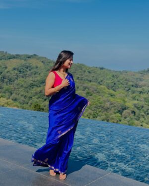 Anusha Rai Instagram - ಹೊಸವರ್ಷದ ಹೊಂಗಿರಣ ಬಿದ್ದಾಗಿದೆ 
ದೇವಸ್ಥಾನವೆಂಬ ಪವಿತ್ರ ಜಾಗದಿಂದ ದಿನ ಆರಂಭವಾಗಿದೆ 
ದೇವರ ಆಶೀರ್ವಾದ ಪಡೆದಂತ ಅನುಭವ ಮನಸಲ್ಲಿ 
ಹೊಸ ಆಸೆಯ ಚಿಗುರು ಕವಲೊಡೆದಿದೆ ಬಾಳ ಲತೆಯಲ್ಲಿ 
ಶುದ್ಧ ಮನಸಿಂದ ಪ್ರಾರ್ಥಿಸುವೆ ಆ ದೇವರನ್ನು 
ಸುಖ ನೆಮ್ಮದಿಯಿಂದ ಬಾಳಿಸು ನೀ ಎಲ್ಲರನ್ನು…
Blessed 🙏🏻♥️
Jewels : @km_jewel_house 😘
#dharmastala #anusharai #srimanjunathaswamy #happynewyear #2025 #blessed #bliss #happiness #lifeisgood
