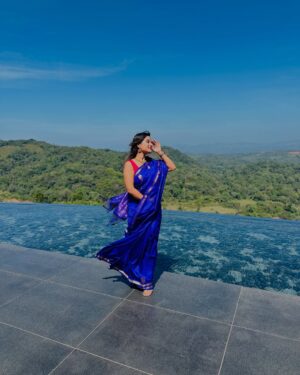 Anusha Rai Instagram - ಹೊಸವರ್ಷದ ಹೊಂಗಿರಣ ಬಿದ್ದಾಗಿದೆ 
ದೇವಸ್ಥಾನವೆಂಬ ಪವಿತ್ರ ಜಾಗದಿಂದ ದಿನ ಆರಂಭವಾಗಿದೆ 
ದೇವರ ಆಶೀರ್ವಾದ ಪಡೆದಂತ ಅನುಭವ ಮನಸಲ್ಲಿ 
ಹೊಸ ಆಸೆಯ ಚಿಗುರು ಕವಲೊಡೆದಿದೆ ಬಾಳ ಲತೆಯಲ್ಲಿ 
ಶುದ್ಧ ಮನಸಿಂದ ಪ್ರಾರ್ಥಿಸುವೆ ಆ ದೇವರನ್ನು 
ಸುಖ ನೆಮ್ಮದಿಯಿಂದ ಬಾಳಿಸು ನೀ ಎಲ್ಲರನ್ನು…
Blessed 🙏🏻♥️
Jewels : @km_jewel_house 😘
#dharmastala #anusharai #srimanjunathaswamy #happynewyear #2025 #blessed #bliss #happiness #lifeisgood
