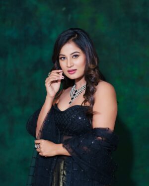 Anusha Rai Instagram - Try to be a Rainbow in someone’s cloud 🌈 
Pc : @arunkummar_portraits 
Styled by : @lepananagarajdesign 
Assist by : @aishwarya_25_offical 
Mua: @shubha_artistry 
Hair : @hair_by_poojashetty_ 
Jewels : @rentingstoli 
.
.
#anusharai #biggbossgrandfinale #biggboss #bbk11 #happiness #sandalwood #actress #cuteness #bliss #blacklove