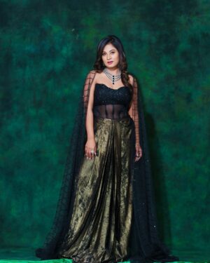 Anusha Rai Instagram - Try to be a Rainbow in someone’s cloud 🌈 
Pc : @arunkummar_portraits 
Styled by : @lepananagarajdesign 
Assist by : @aishwarya_25_offical 
Mua: @shubha_artistry 
Hair : @hair_by_poojashetty_ 
Jewels : @rentingstoli 
.
.
#anusharai #biggbossgrandfinale #biggboss #bbk11 #happiness #sandalwood #actress #cuteness #bliss #blacklove