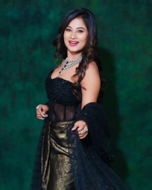 Anusha Rai Instagram - Try to be a Rainbow in someone’s cloud 🌈 
Pc : @arunkummar_portraits 
Styled by : @lepananagarajdesign 
Assist by : @aishwarya_25_offical 
Mua: @shubha_artistry 
Hair : @hair_by_poojashetty_ 
Jewels : @rentingstoli 
.
.
#anusharai #biggbossgrandfinale #biggboss #bbk11 #happiness #sandalwood #actress #cuteness #bliss #blacklove