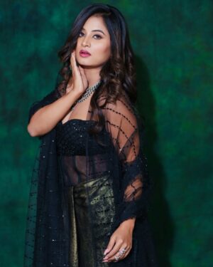 Anusha Rai Instagram - Try to be a Rainbow in someone’s cloud 🌈 
Pc : @arunkummar_portraits 
Styled by : @lepananagarajdesign 
Assist by : @aishwarya_25_offical 
Mua: @shubha_artistry 
Hair : @hair_by_poojashetty_ 
Jewels : @rentingstoli 
.
.
#anusharai #biggbossgrandfinale #biggboss #bbk11 #happiness #sandalwood #actress #cuteness #bliss #blacklove