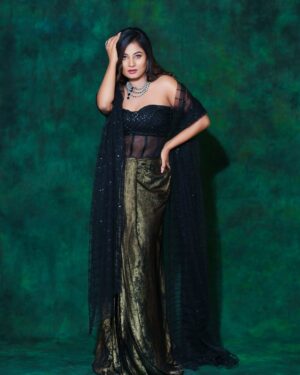 Anusha Rai Instagram - Try to be a Rainbow in someone’s cloud 🌈 
Pc : @arunkummar_portraits 
Styled by : @lepananagarajdesign 
Assist by : @aishwarya_25_offical 
Mua: @shubha_artistry 
Hair : @hair_by_poojashetty_ 
Jewels : @rentingstoli 
.
.
#anusharai #biggbossgrandfinale #biggboss #bbk11 #happiness #sandalwood #actress #cuteness #bliss #blacklove