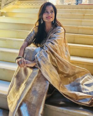 Anusha Rai Instagram - ನೂರಾರು ವರ್ಷಗಳ ಇತಿಹಾಸವಿರುವ ಅಯೋಧ್ಯ
ನಿನ್ನ ಬಿಟ್ಟು ಬದುಕೋದು ಭಾರತಕ್ಕೆ ಅಸಾಧ್ಯ
ನೀನೆ ಭರತಖಂಡದ ಶಕ್ತಿ
ನಿನ್ನ ಸನ್ನಿಧಿಯಲ್ಲಿ ಉಕ್ಕಿ ಹರಿಯುವುದು ಭಕ್ತಿ
ಶ್ರೀರಾಮನೇ ಹಿಂದೂ ಧರ್ಮದ ಅಸ್ತಿತ್ವ
ಆದ್ದರಿಂದಲೇ ಅಯೋಧ್ಯೆಗೆ ಸಿಕ್ಕಿದೆ ಮಹತ್ವ
ಅಯೋಧ್ಯೆಯ ಗೆಲುವು ಲಕ್ಷಾಂತರ ಸೇವಕರ ಹೋರಾಟದ ಫಲ
ಸದಾ ಇರುತ್ತದೆ ನೂರಾರು ಕೋಟಿ ಭಾರತೀಯರ ಬಲ
ಕಡೆಗೂ ಆಯ್ತು ಬಾಲರಾಮನ ದರ್ಶನ
ನಿನ್ನ ಕಾಣಲು ಕಾದು ನಿಂತಿತ್ತು ಕೋಟ್ಯಾಂತರ ಭಕ್ತಗಣ
ಆ ಜನಸಾಗರದ ನಡುವೆ ನನಗೆ ಕೊಟ್ಟೆಯಲ್ಲ ನಿನ್ನ ದರುಶನ
ನಿನ್ನನ್ನು ಕಂಡಿದ್ದು ನನ್ನ ಪುಣ್ಯ
ನಿನ್ನನ್ನು ಕಣ್ತುಂಬಿಕೊಂಡ ನಾನೇ ಧನ್ಯ
ರಾಮನ ಸನ್ನಿಧಿಯಲ್ಲಿ ಸಾರ್ಥಕವಾಯ್ತು ಜೀವನ
ಸೀತಾಪತಿಯ ಧ್ಯಾನದಲ್ಲಿ ಮಿಂದು
ಎದೆಯುಬ್ಬಿಸಿ ಹೇಳುವೆ ನಾನೊಬ್ಬಳು ಹಿಂದು🚩🏹
Saree : @makeoverwithnalina_ramesh 
Jewels : @bindushreejewelryhouse 
Thank you 
.
.
.
#srirama #anusharai #rama #rammandir #ayodyarammandir #mahakumbh #uttharpradesh #india #pride