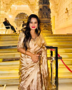 Anusha Rai Instagram - ನೂರಾರು ವರ್ಷಗಳ ಇತಿಹಾಸವಿರುವ ಅಯೋಧ್ಯ
ನಿನ್ನ ಬಿಟ್ಟು ಬದುಕೋದು ಭಾರತಕ್ಕೆ ಅಸಾಧ್ಯ
ನೀನೆ ಭರತಖಂಡದ ಶಕ್ತಿ
ನಿನ್ನ ಸನ್ನಿಧಿಯಲ್ಲಿ ಉಕ್ಕಿ ಹರಿಯುವುದು ಭಕ್ತಿ
ಶ್ರೀರಾಮನೇ ಹಿಂದೂ ಧರ್ಮದ ಅಸ್ತಿತ್ವ
ಆದ್ದರಿಂದಲೇ ಅಯೋಧ್ಯೆಗೆ ಸಿಕ್ಕಿದೆ ಮಹತ್ವ
ಅಯೋಧ್ಯೆಯ ಗೆಲುವು ಲಕ್ಷಾಂತರ ಸೇವಕರ ಹೋರಾಟದ ಫಲ
ಸದಾ ಇರುತ್ತದೆ ನೂರಾರು ಕೋಟಿ ಭಾರತೀಯರ ಬಲ
ಕಡೆಗೂ ಆಯ್ತು ಬಾಲರಾಮನ ದರ್ಶನ
ನಿನ್ನ ಕಾಣಲು ಕಾದು ನಿಂತಿತ್ತು ಕೋಟ್ಯಾಂತರ ಭಕ್ತಗಣ
ಆ ಜನಸಾಗರದ ನಡುವೆ ನನಗೆ ಕೊಟ್ಟೆಯಲ್ಲ ನಿನ್ನ ದರುಶನ
ನಿನ್ನನ್ನು ಕಂಡಿದ್ದು ನನ್ನ ಪುಣ್ಯ
ನಿನ್ನನ್ನು ಕಣ್ತುಂಬಿಕೊಂಡ ನಾನೇ ಧನ್ಯ
ರಾಮನ ಸನ್ನಿಧಿಯಲ್ಲಿ ಸಾರ್ಥಕವಾಯ್ತು ಜೀವನ
ಸೀತಾಪತಿಯ ಧ್ಯಾನದಲ್ಲಿ ಮಿಂದು
ಎದೆಯುಬ್ಬಿಸಿ ಹೇಳುವೆ ನಾನೊಬ್ಬಳು ಹಿಂದು🚩🏹
Saree : @makeoverwithnalina_ramesh 
Jewels : @bindushreejewelryhouse 
Thank you 
.
.
.
#srirama #anusharai #rama #rammandir #ayodyarammandir #mahakumbh #uttharpradesh #india #pride